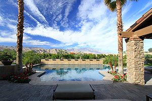 Surrounded by lush greenery, blue skies, and awe-inspiring mountains, this pool is a true California paradise. Features include a raised bond beam wall with multiple scuppers, custom NPT JewelScapes finish, and travertine coping.